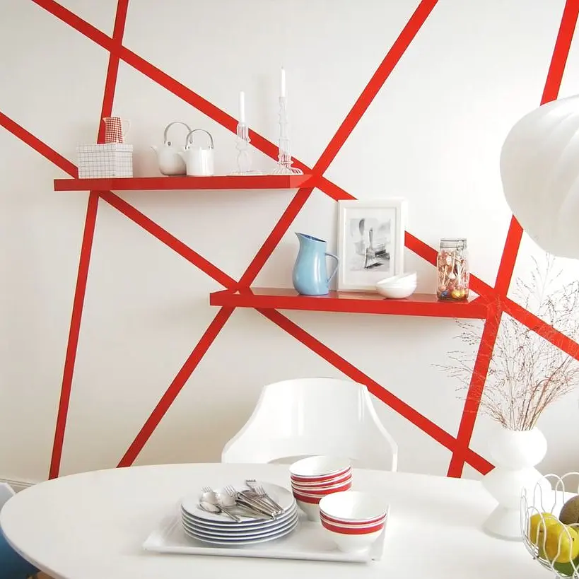 Parete a strisce rosse con il nastro tesa® per mascheratura Perfect. Un'idea innovativa per i muri di casa tua.