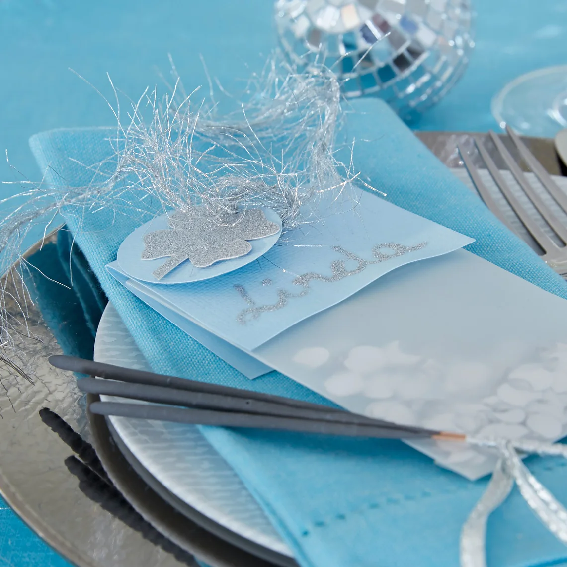 Place cards: Confetti for all guests! Once a year, we let paper snippets fly. They are packaged in small name tag sachets.