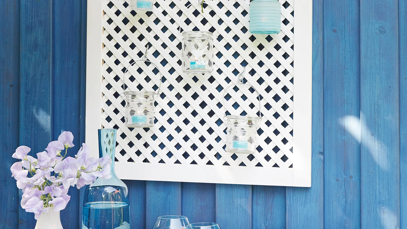 A simple lattice screen door can be transformed into a flower pot or lantern holder with tesa Powerbond® OUTDOOR and a little bit of imagination. This outdoor tape is weather resistant, making it perfect for garden fixing.