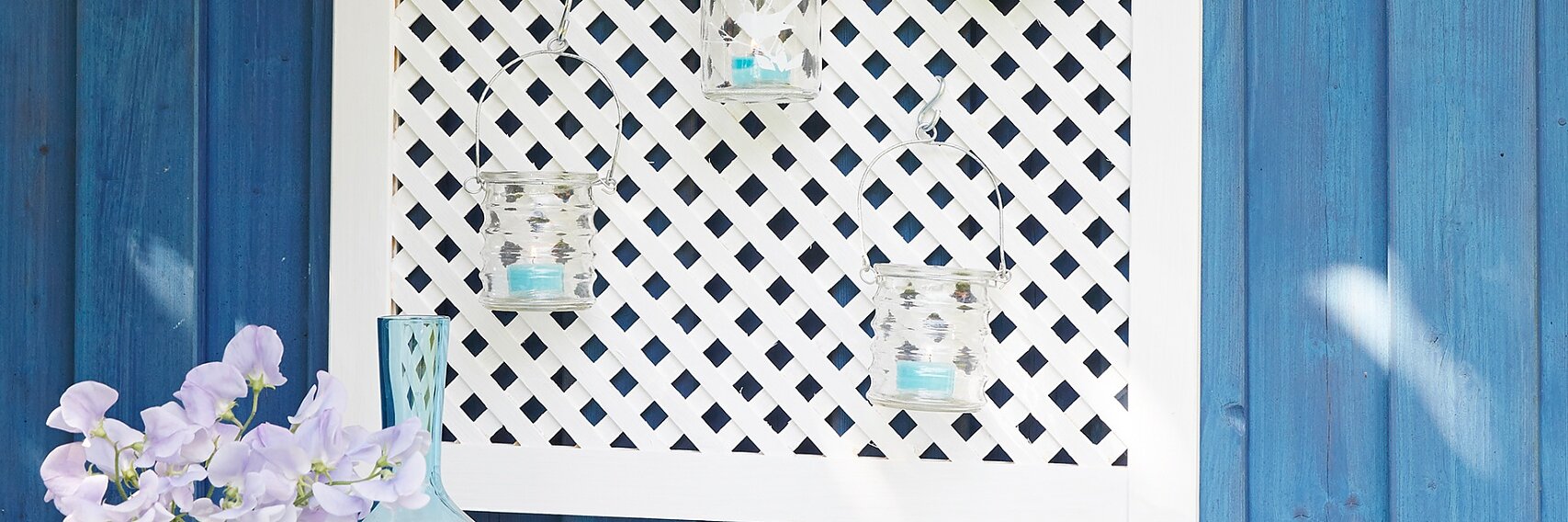 A simple lattice screen door can be transformed into a flower pot or lantern holder with tesa Powerbond® OUTDOOR and a little bit of imagination. This outdoor tape is weather resistant, making it perfect for garden fixing.
