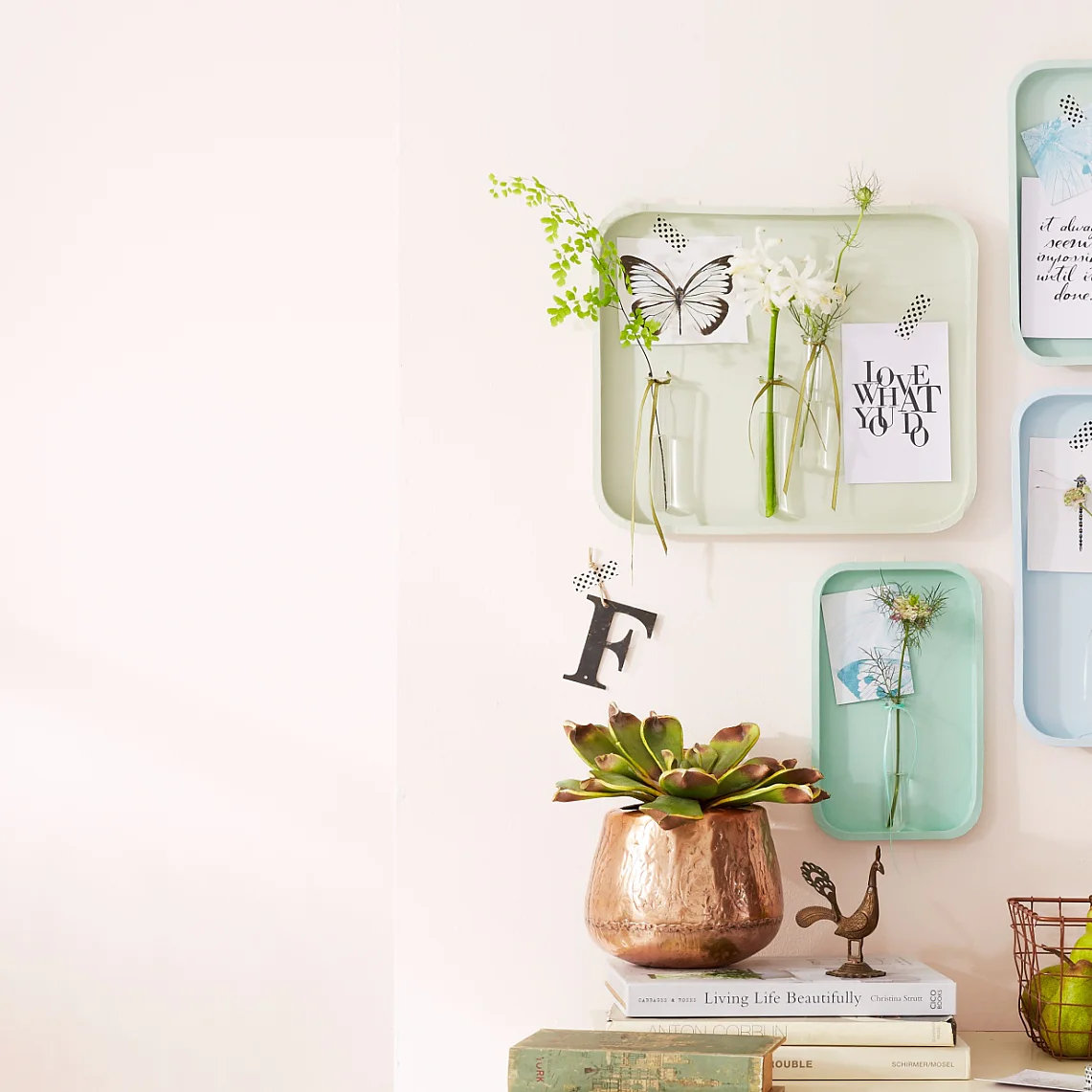 This wall decoration is made up of single trays; glass tubes are attached to them, serving as flower vases. Funny: Postcards and photos are fixed to the tray using patterned tesa® Deco Tape; it looks very decorative, but can easily be removed again.