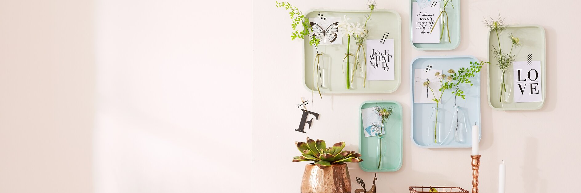 This wall decoration is made up of single trays; glass tubes are attached to them, serving as flower vases. Funny: Postcards and photos are fixed to the tray using patterned tesa® Deco Tape; it looks very decorative, but can easily be removed again.