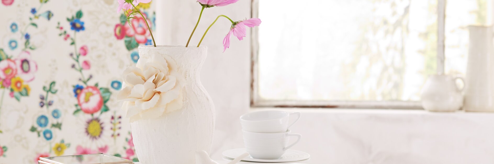 All you need is an old vase, plaster bandages, a fabric flower and white paint. The result: an extraordinary object that looks beautiful with or without flowers.