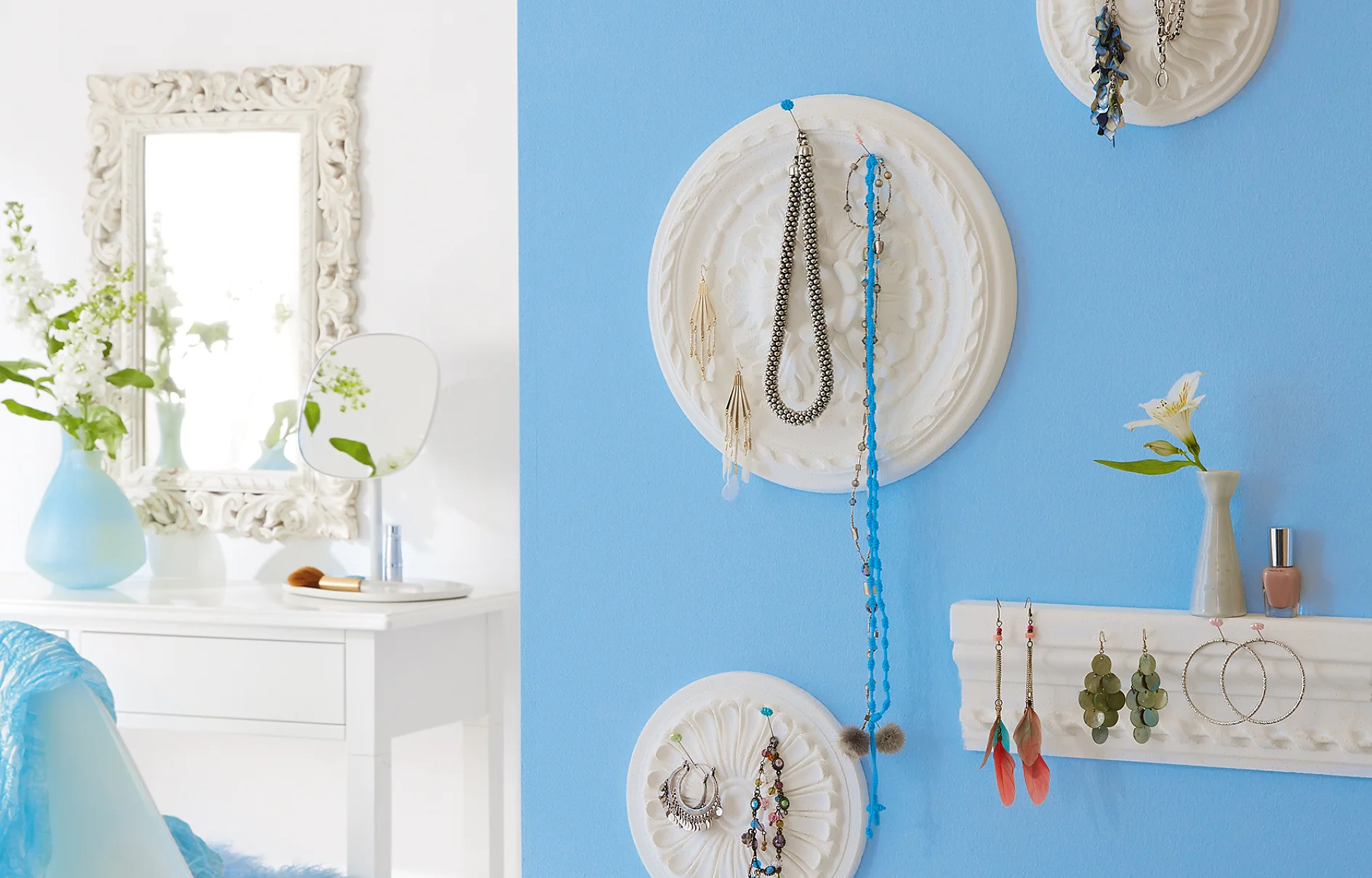 With these stucco rosettes, you can show off your favorite jewellry as part of a beautiful display. And for earrings or small pots, you can complement the effect with a stucco bars, used as a shelf, Use tesa Powerbond® INDOOR to keep everything in place.