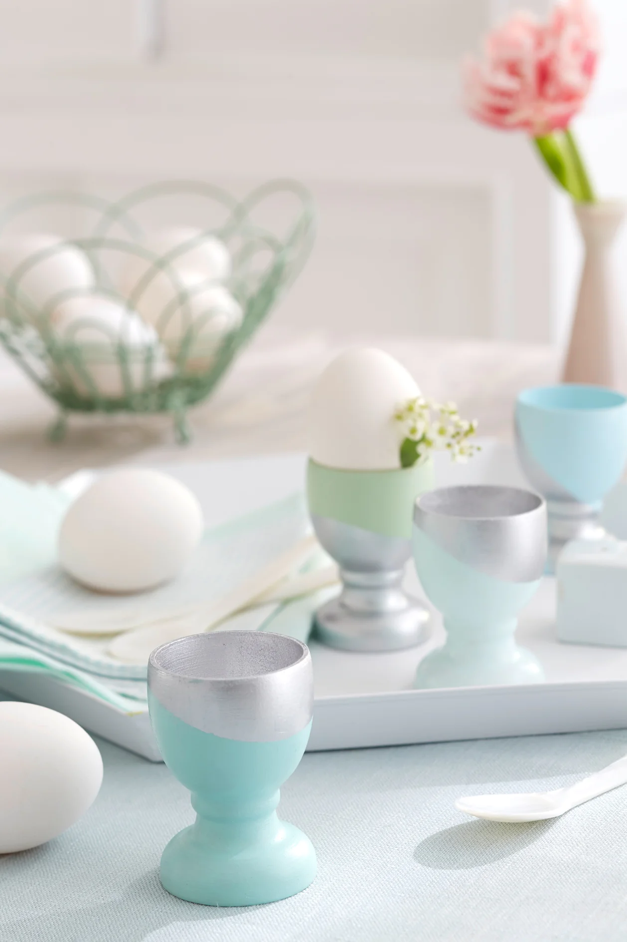 Wow, they're so cool: On one hand, the trendy egg cups feature delicate colors; on the other hand, they play cool in metallic silver.