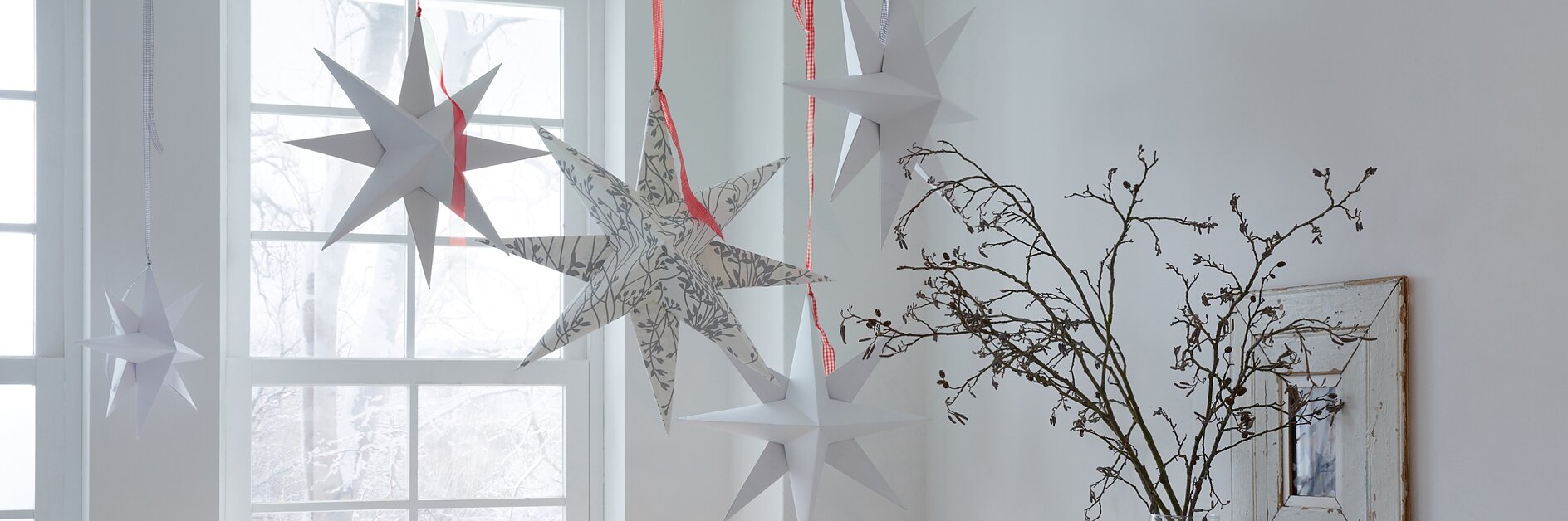 Achtung, Kuschelalarm! Über dem Lieblingsplatz schweben riesige Faltsterne aus festem Papier. Sie werden von Deckenhaken gehalten, die nach dem Fest wieder spurlos abgelöst werden können. Dazu gibt’s Tee, Kuchen und Kerzenlicht – kann die Adventszeit schöner sein?