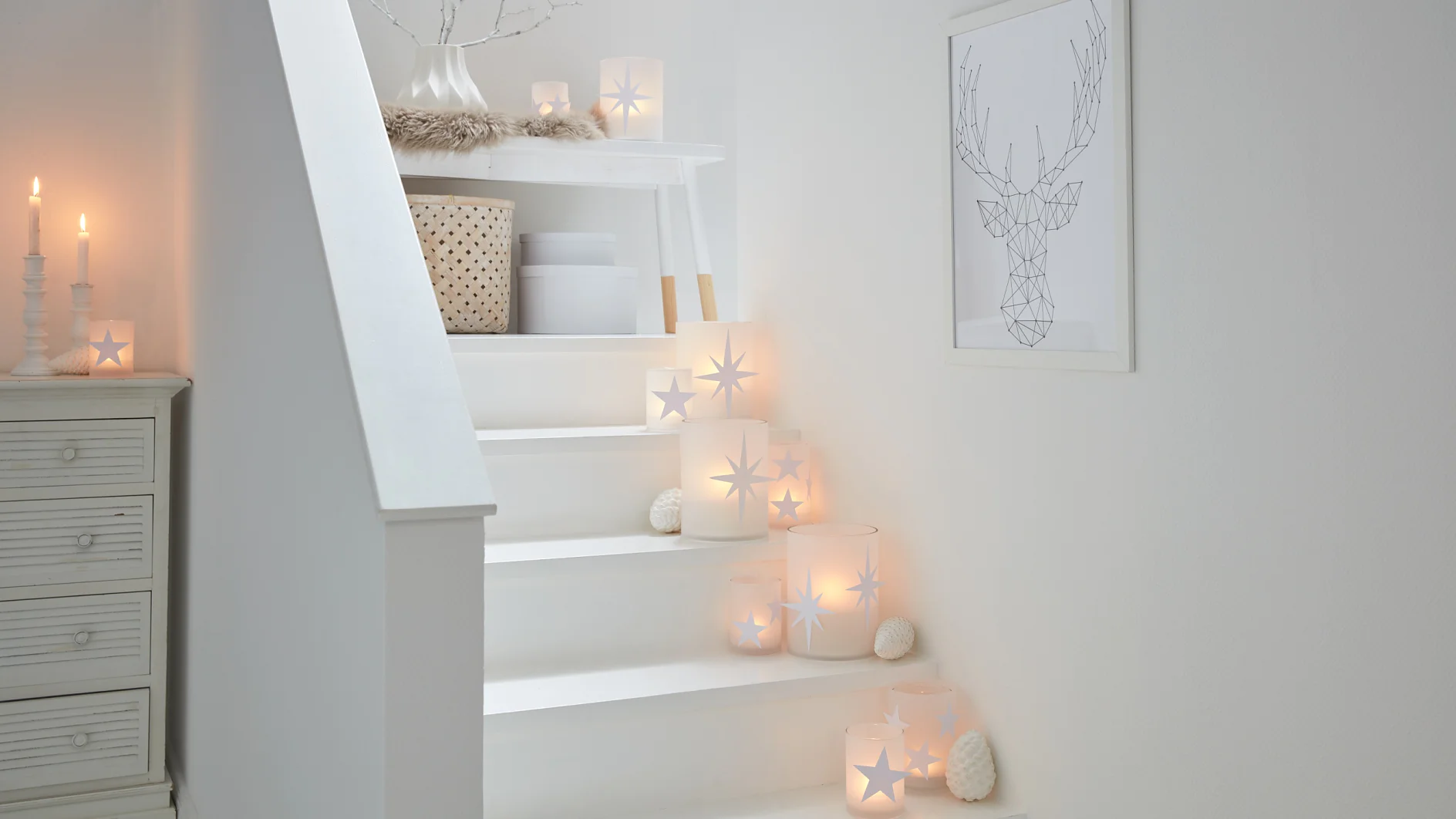 This stairs decoration puts candles (safely!) in the limelight - and it looks beautiful. Especially when the DIY candle holders are decorated with paper stars.