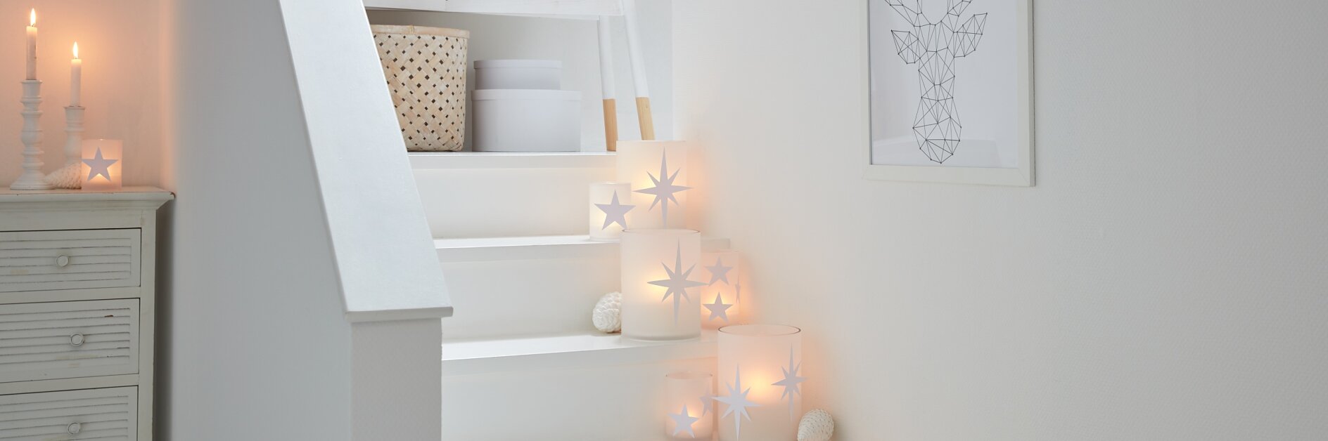 This stairs decoration puts candles (safely!) in the limelight - and it looks beautiful. Especially when the DIY candle holders are decorated with paper stars.