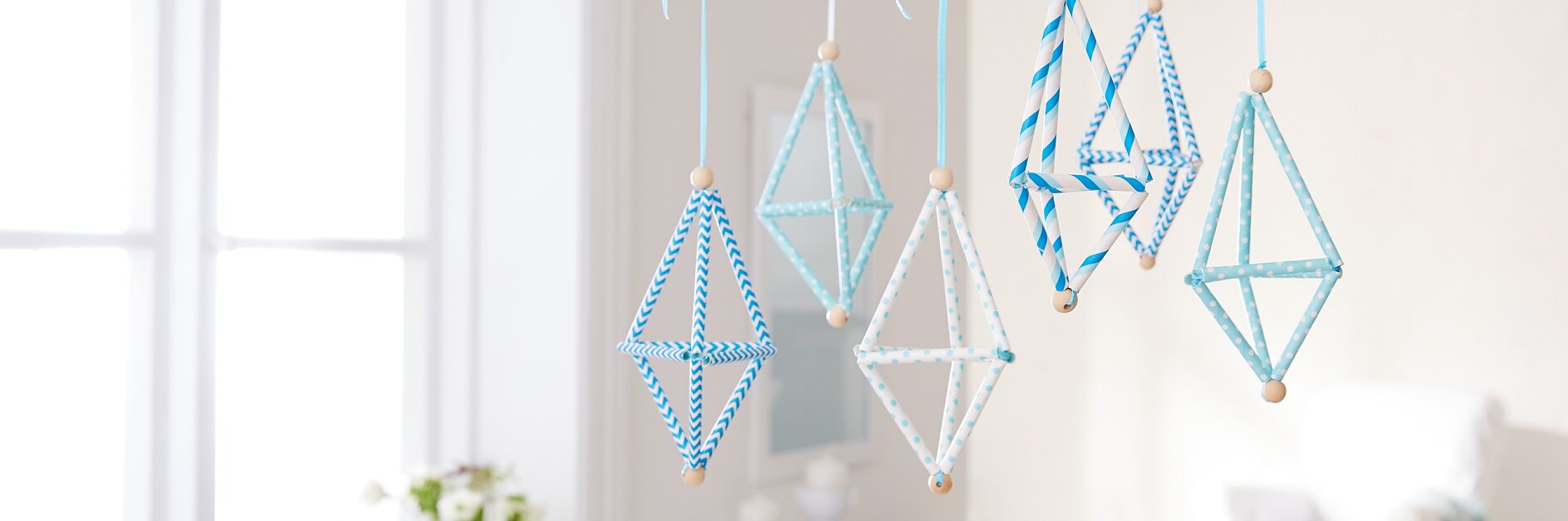Home decor for baby rooms: The geometric mobile made from straws is fixed with the removable adhesive hooks Powerstrips® Transparent DECO Hook LARGE. Perfect for decorating ideas!
