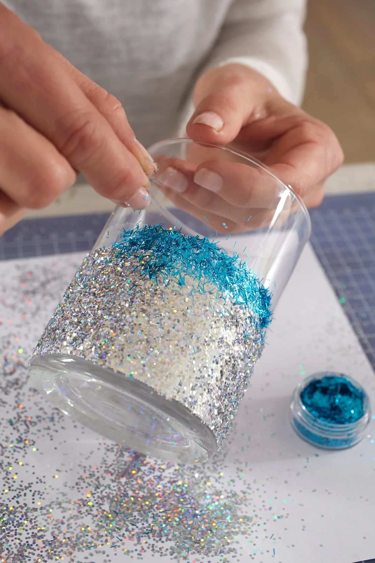 Sprinkle with turquoise glitter powder.