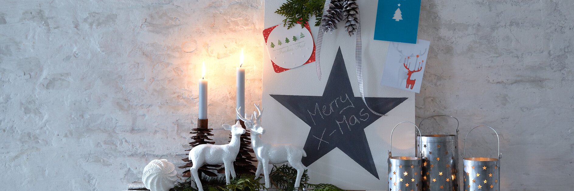 Liebe Grüße von Freunden, Nachrichten vom Christkind und ein Weihnachtszweig mit silberfarben besprühten Zapfen werden auf dieser Tafel zum festlichen Gesamtkunstwerk.