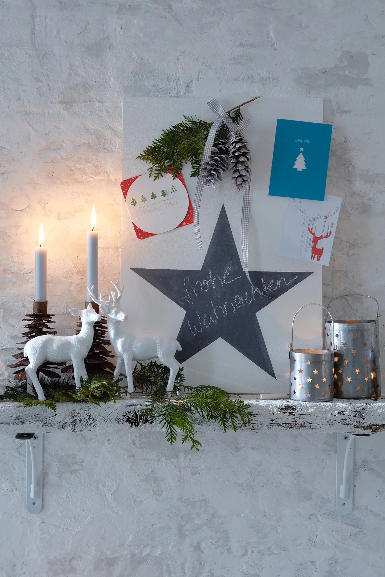 Liebe Grüße von Freunden, Nachrichten vom Christkind und ein Weihnachtszweig mit silberfarben besprühten Zapfen werden auf dieser Tafel zum festlichen Gesamtkunstwerk.