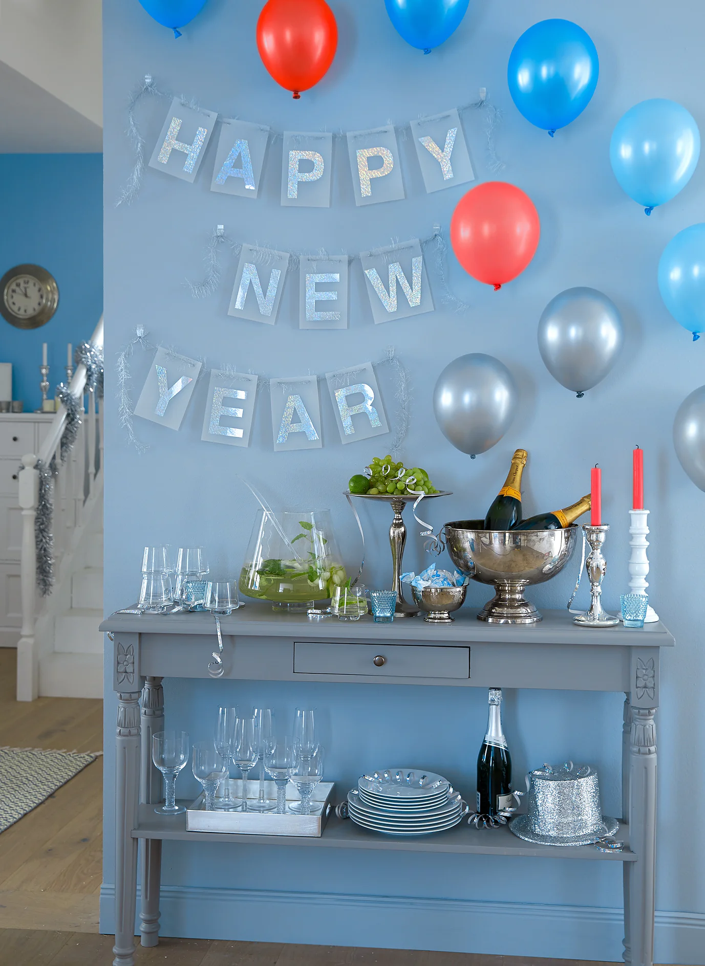 Make a wish – for a happy new year! The festooabove the bar shimmers in all colors thanks to holographic film. Just like the balloons, it is attached with tesa Powerstrips® and can be removed without a trace.