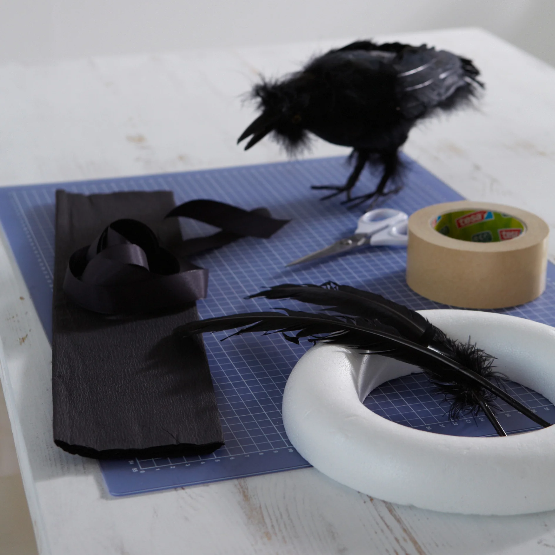 Spooky Raven Wreath Material Overview Overview of materials.