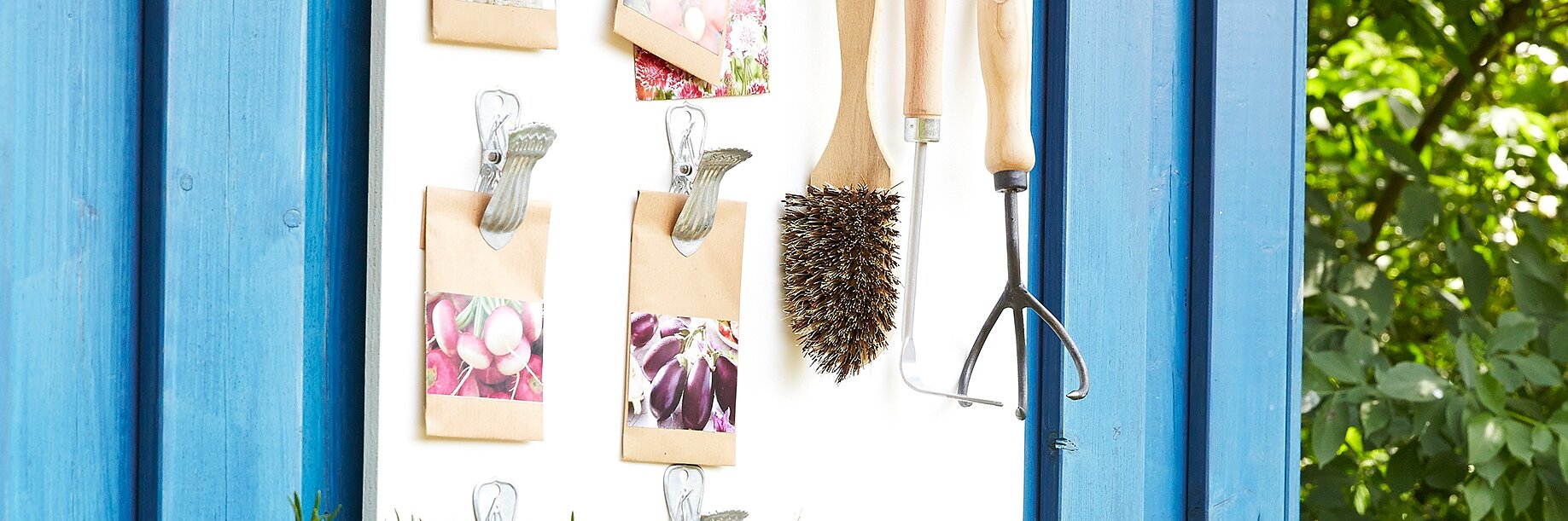Keep your packets of seeds, and garden tools, in perfect order by arranging them on a white-varnished wooden board. Ultra strong double-sided tape can be used to fix decorative metal clasps and metal hook strips firmly in place.