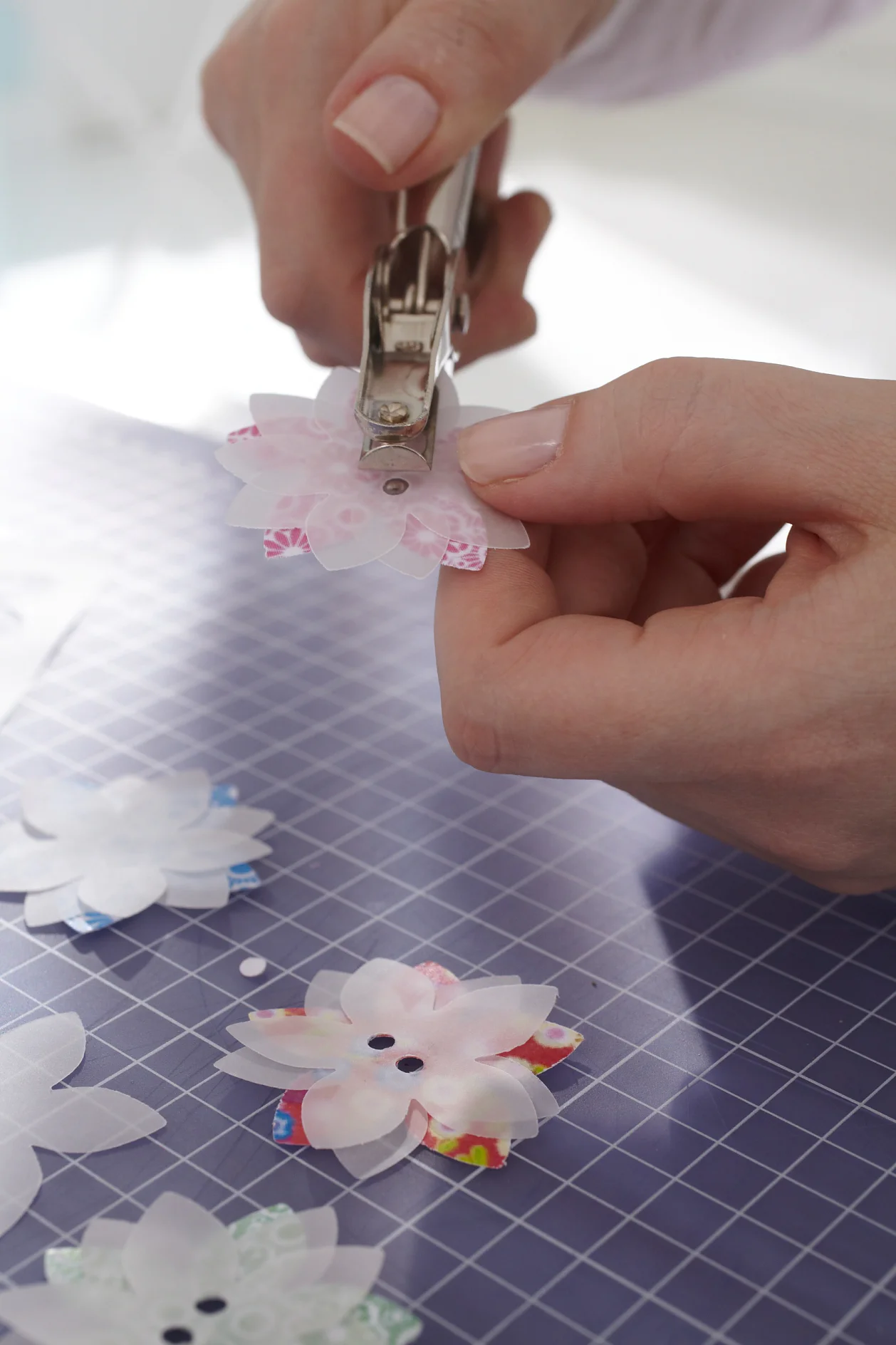 DIY Paper lantern / Step 5: Flowers