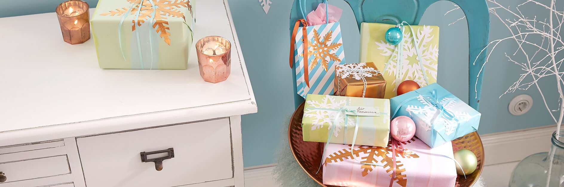 We don't know if Mother Holle decorates her gift for Father Frost with an ice crystal. However, it would be a beautiful idea - and an easy one, too!