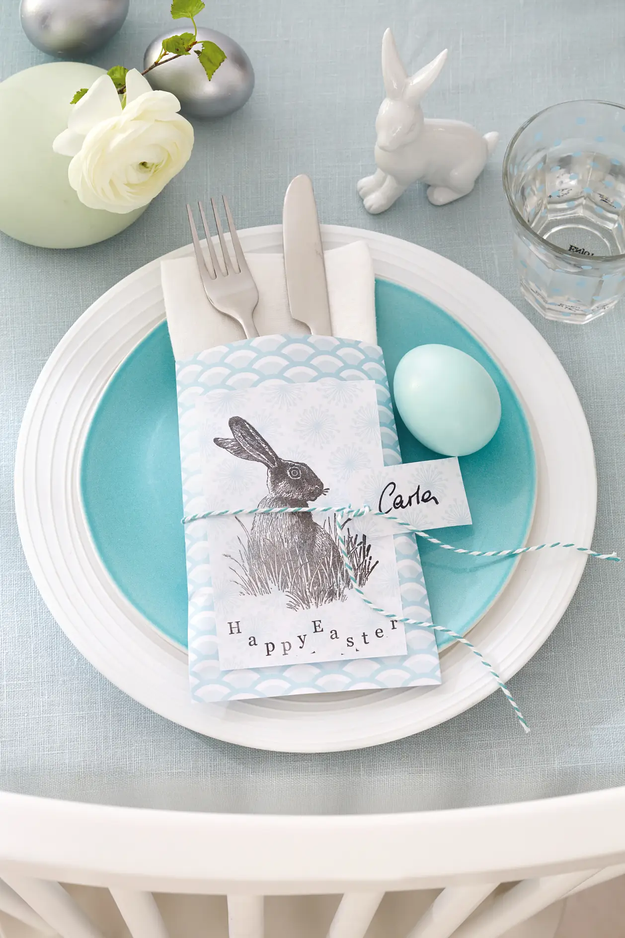 With plenty of charm, they - literally - pocket everything: These place cards also hold silverware and napkins. The pouch is folded and glued; the bunny is printed with a stamp.