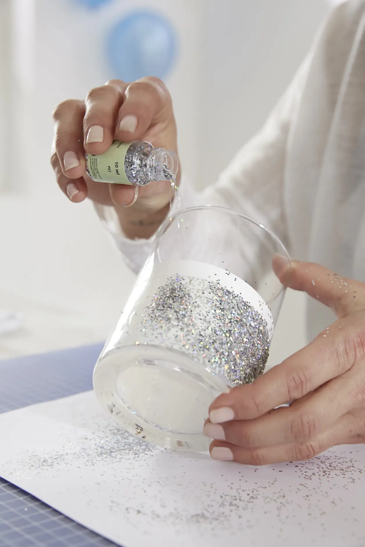 Sprinkle with glitter powder.