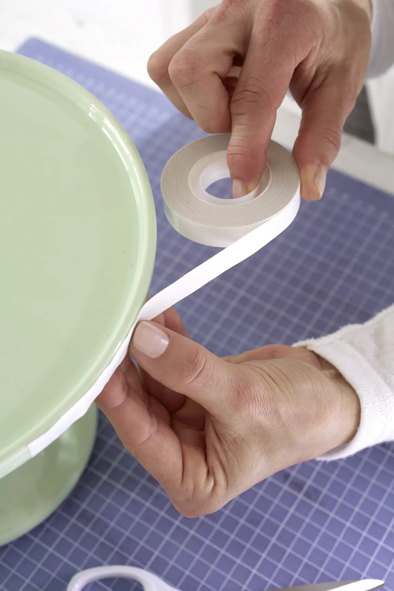 Apply a strip of tesa® double-sided tape on the upper edge of the cake stand and remove the protective film.