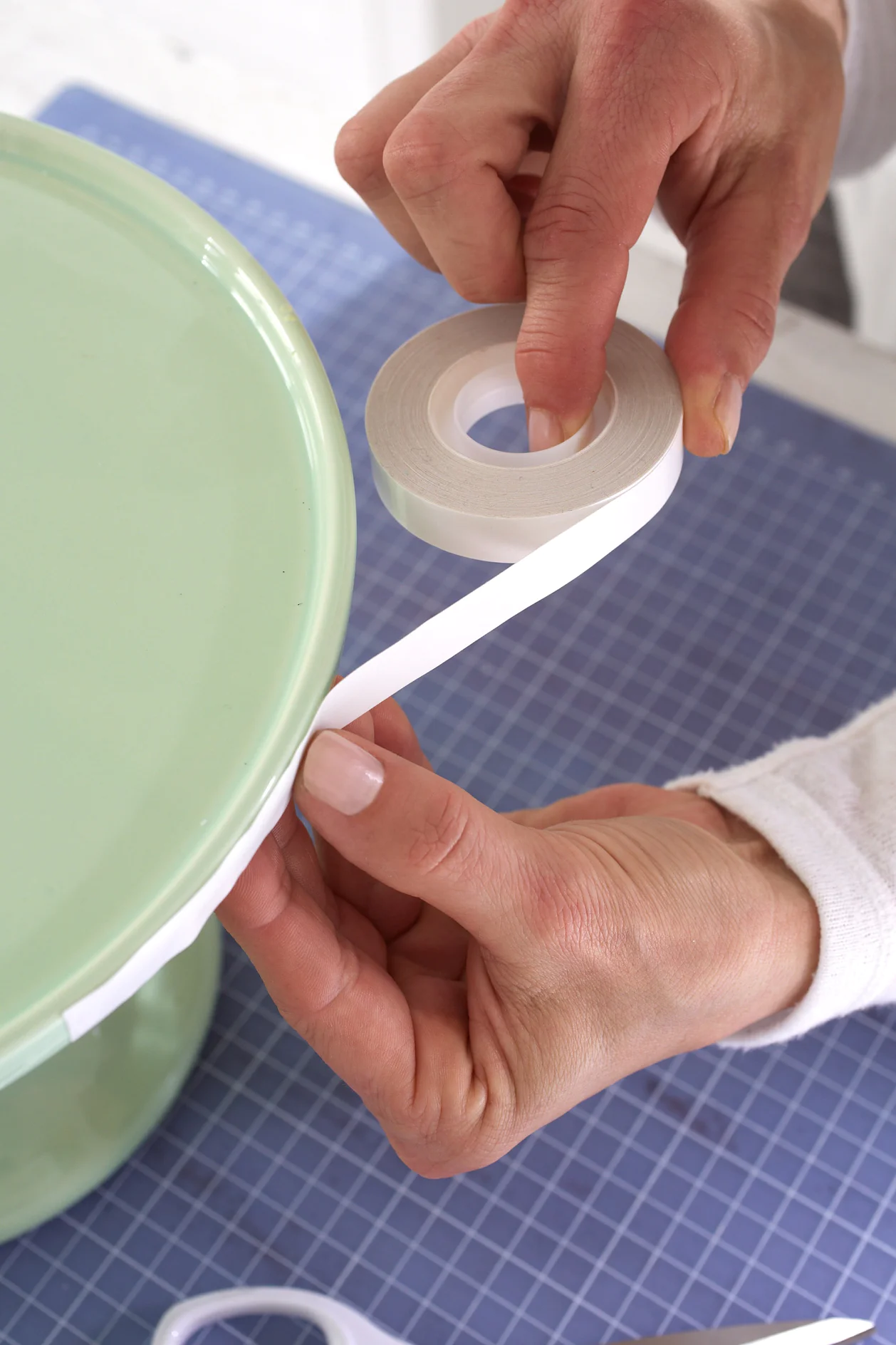 Apply a strip of tesa® double-sided tape on the upper edge of the cake stand and remove the protective film.