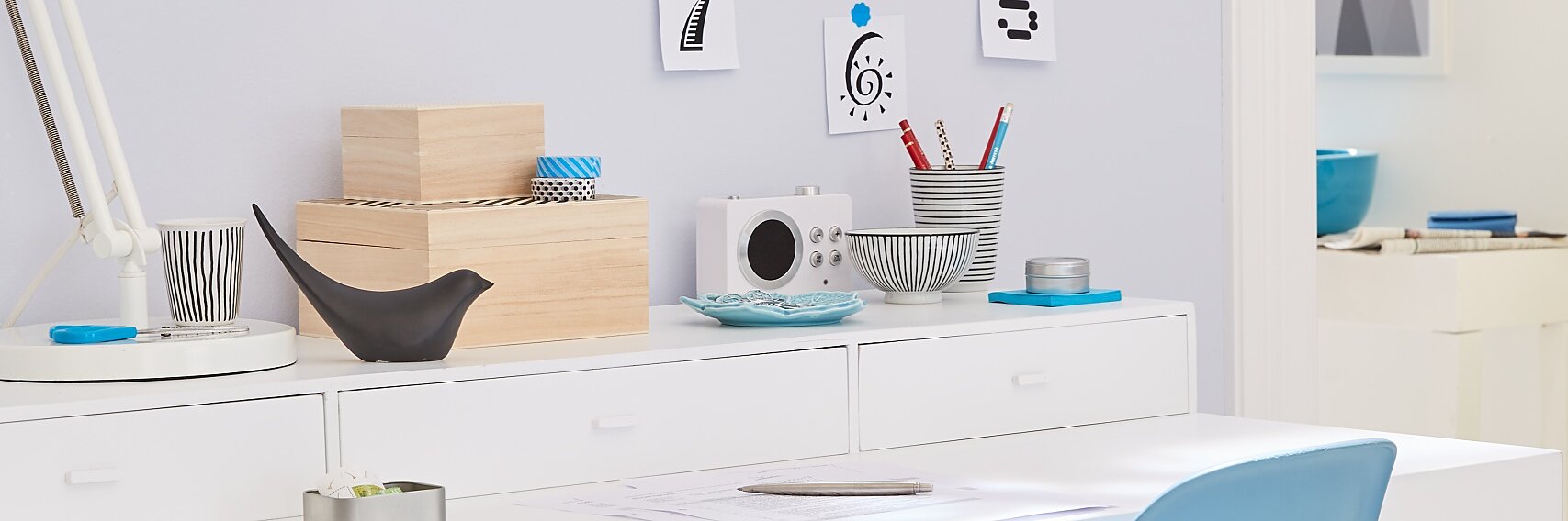 An extraordinary wall clock does not have to be expensive… Let our creative ideas inspire you and create a DIY wall clock in just a few steps!
