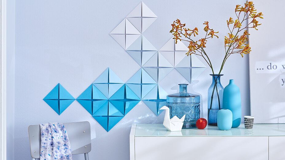 DIY Wall Decoration Using tesa TACK® The individual DIY wall decoration is a true eye-catcher, proving that you don’t have to turn out your pockets for a good taste in interior design.