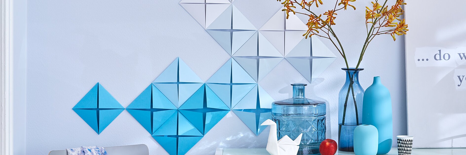 The individual DIY wall decoration is a true eye-catcher, proving that you don’t have to turn out your pockets for a good taste in interior design.