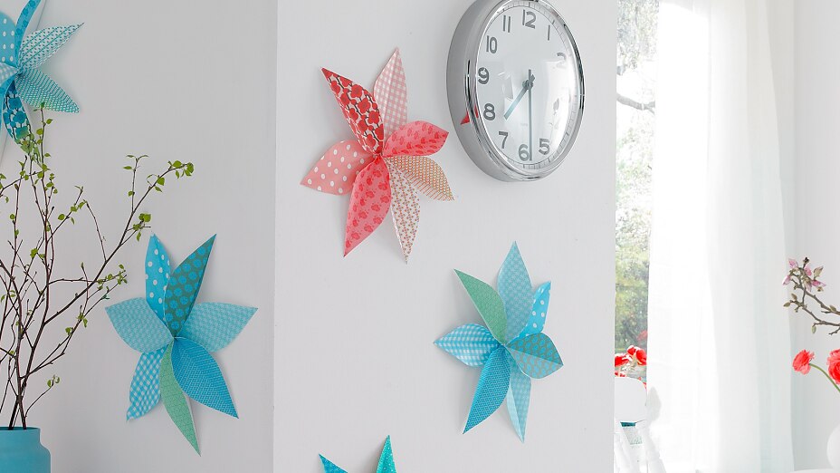 Flowers that Bloom on the Wall Decoration Idea Forget wall tattoos - now your favorite paper designs can have their big moment: We'll mix them up, fold them into big flowers and hang them on the wall like pictures.