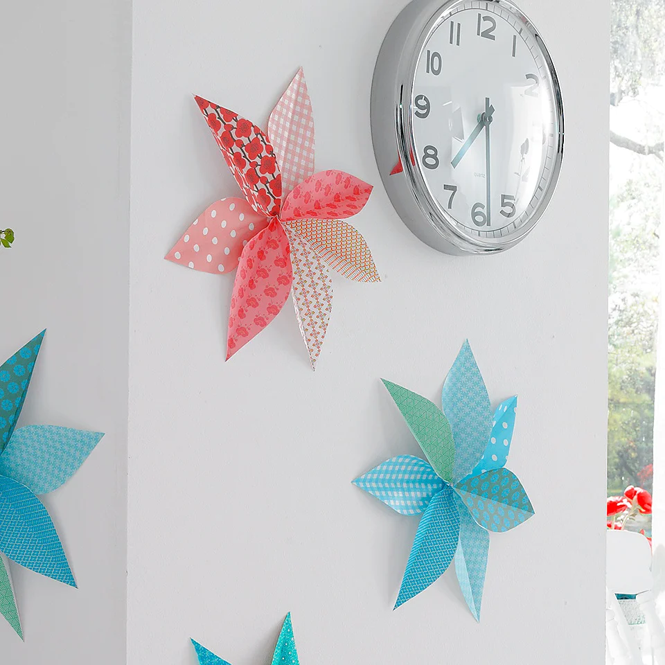 Forget wall tattoos - now your favorite paper designs can have their big moment: We'll mix them up, fold them into big flowers and hang them on the wall like pictures.