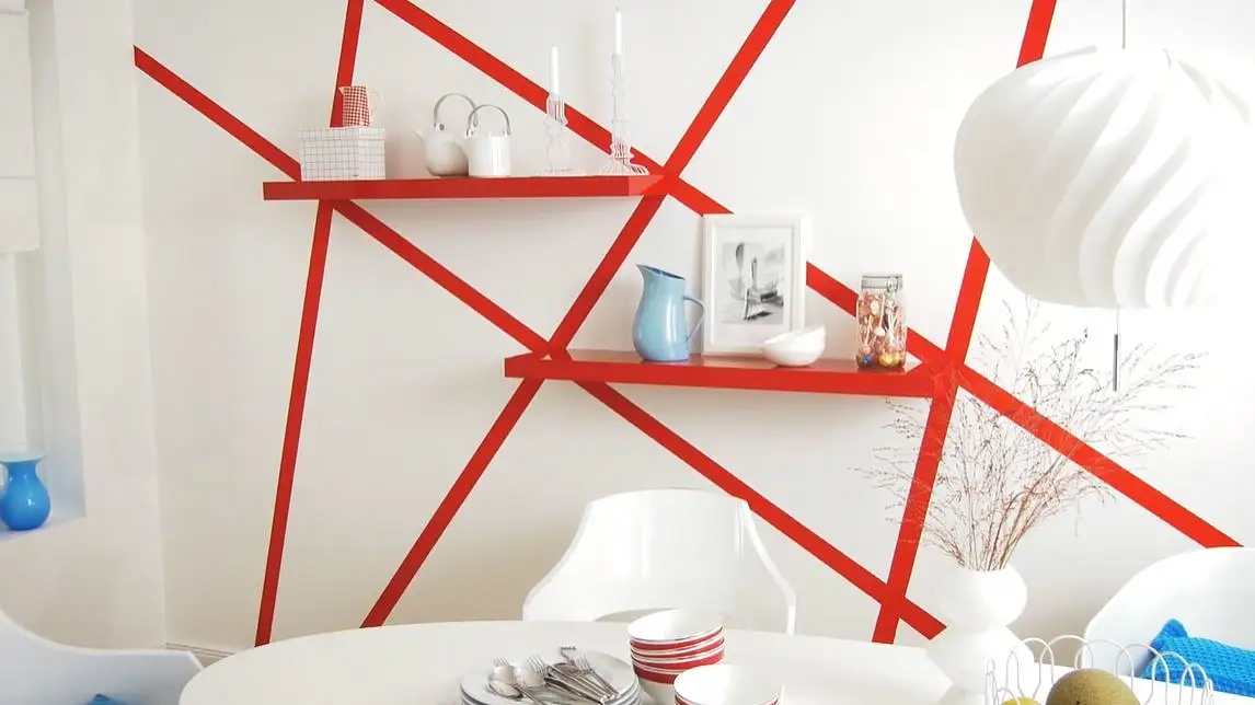 Parete a strisce rosse con il nastro tesa® per mascheratura Perfect. Un'idea innovativa per i muri di casa tua.