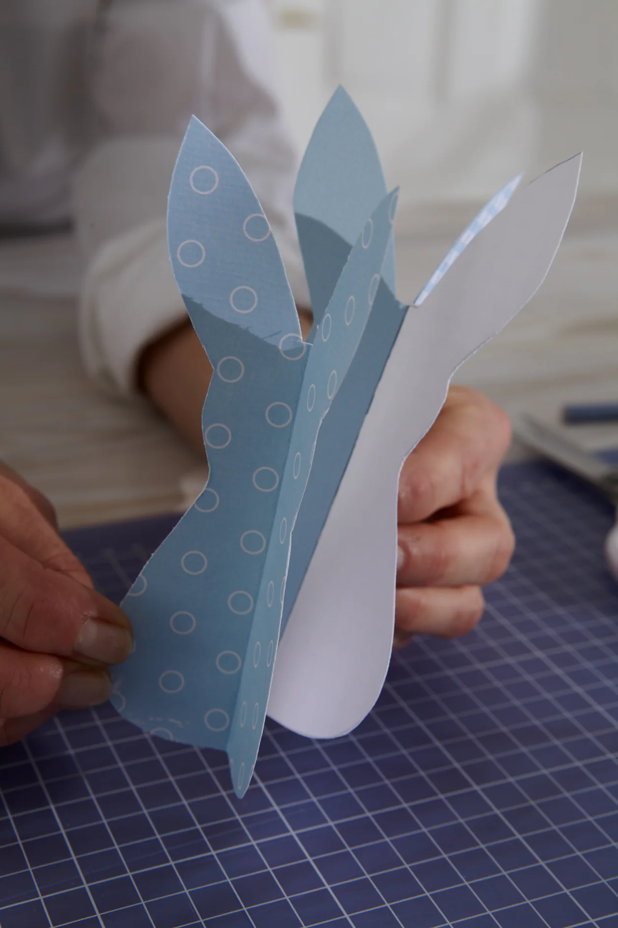 Die Hälfte eines Hasenteils auf der unbedruckten Seite mit dem tesa Easy Stick ecoLogo® bestreichen und auf ein zweites Teil kleben.
