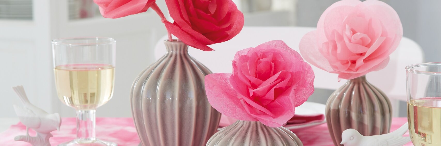 Für die Ewigkeit sind diese Rosen aus Seidenpapier gedacht. Sie halten sich viel länger als echte in der Vase. Gibt es einen schöneren Liebesbeweis?