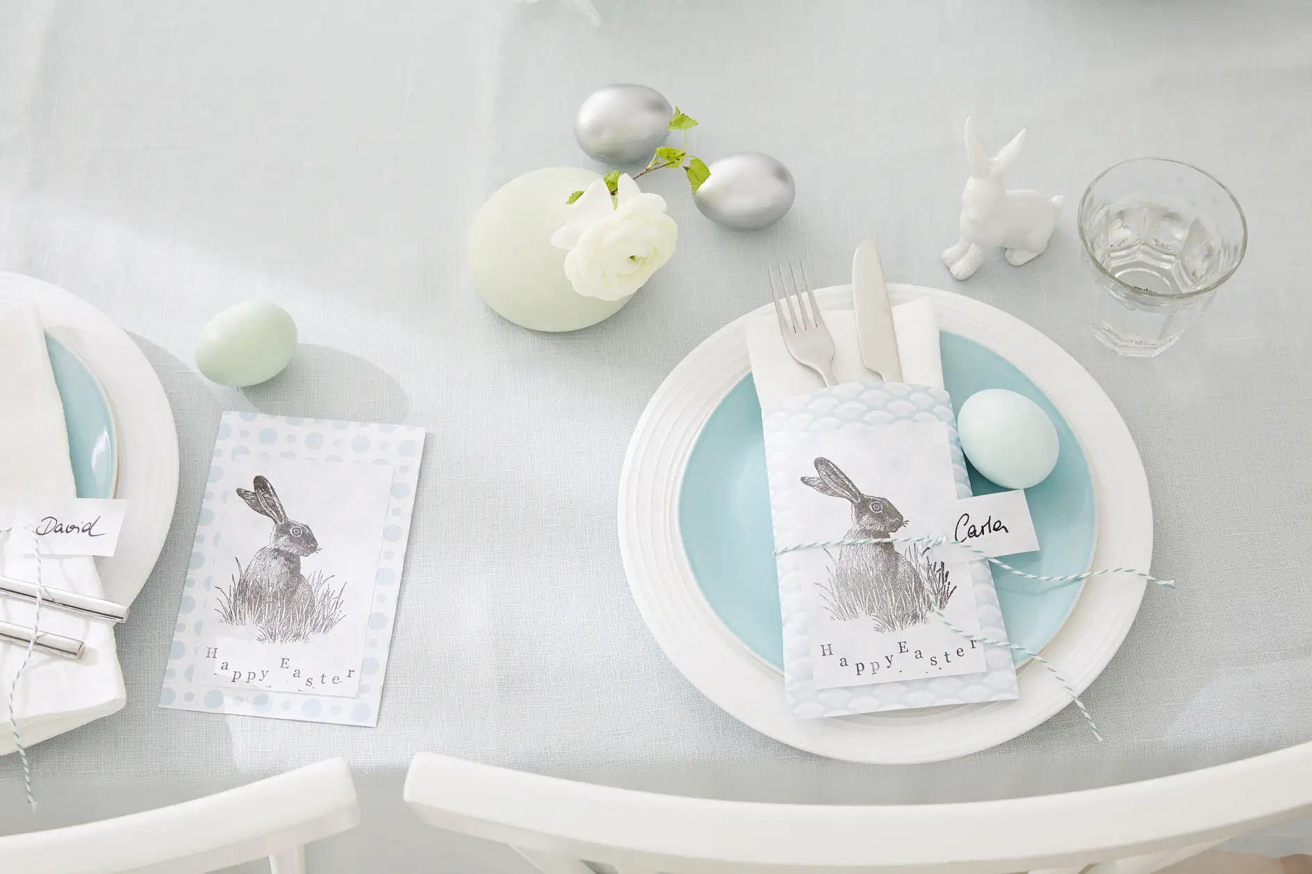 With plenty of charm, they - literally - pocket everything: These place cards also hold silverware and napkins. The pouch is folded and glued; the bunny is printed with a stamp.