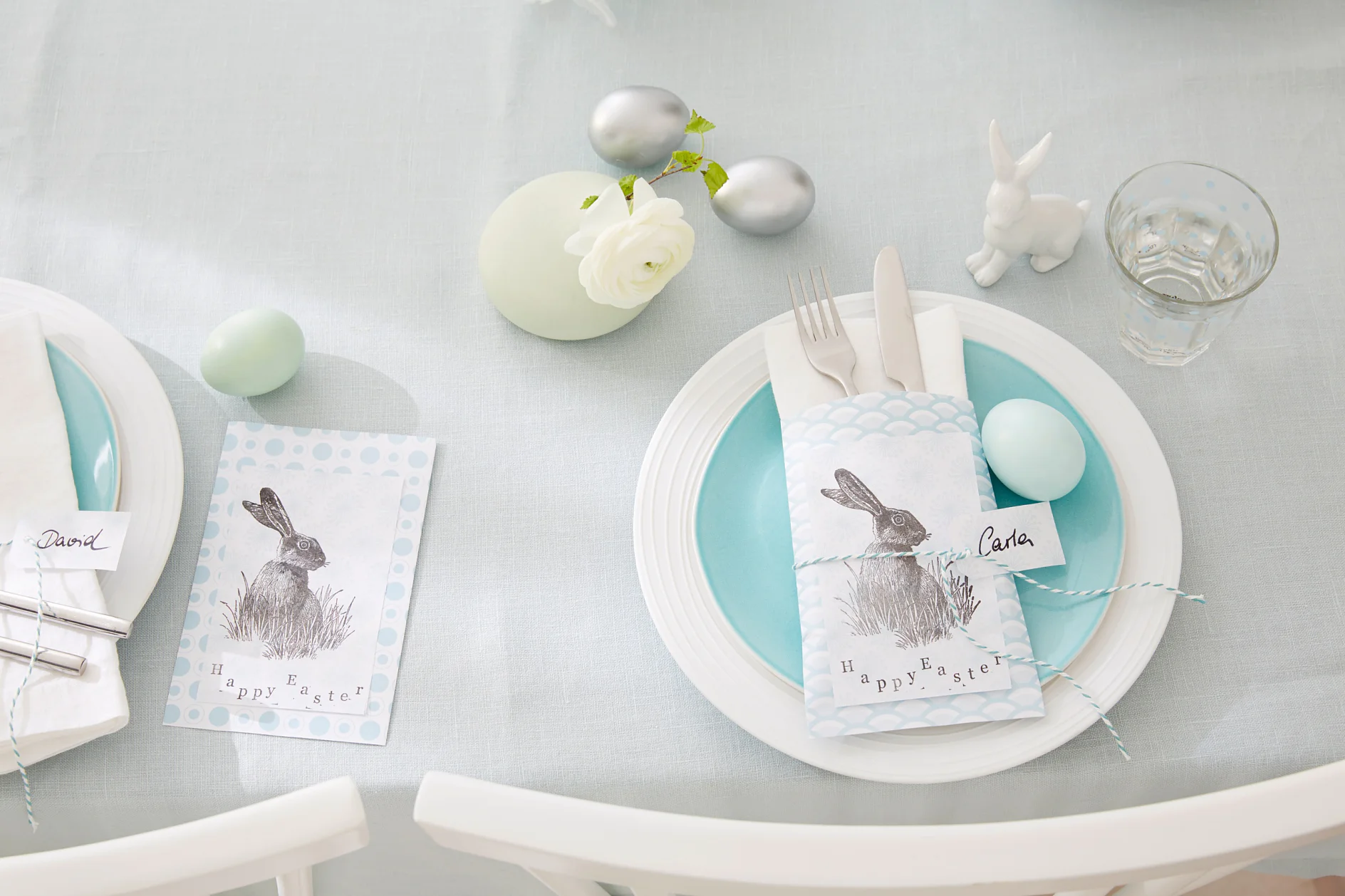 With plenty of charm, they - literally - pocket everything: These place cards also hold silverware and napkins. The pouch is folded and glued; the bunny is printed with a stamp.