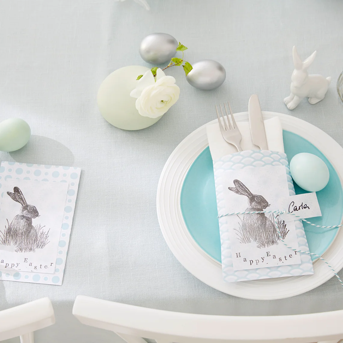 With plenty of charm, they - literally - pocket everything: These place cards also hold silverware and napkins. The pouch is folded and glued; the bunny is printed with a stamp.