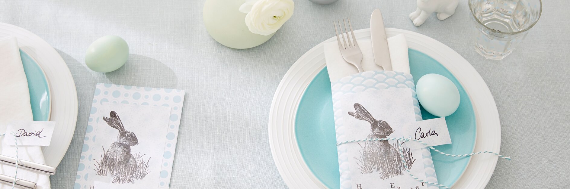 With plenty of charm, they - literally - pocket everything: These place cards also hold silverware and napkins. The pouch is folded and glued; the bunny is printed with a stamp.