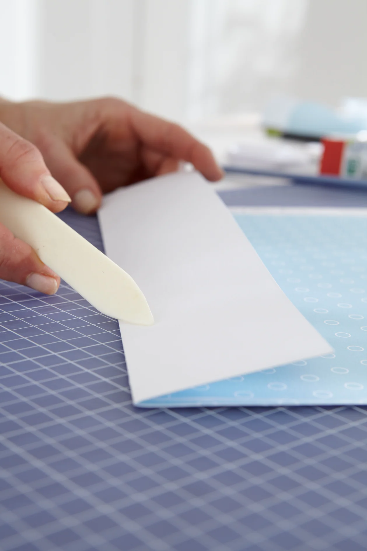 Pro Hase 3 Rechtecke á 16 x 8 cm zuschneiden, diese der Länge nach zur Hälfte falzen. Dabei zeigt die bedruckte Seite des Papiers nach innen. Hasen mit Hilfe der Schablone aufzeichnen und ausschneiden.