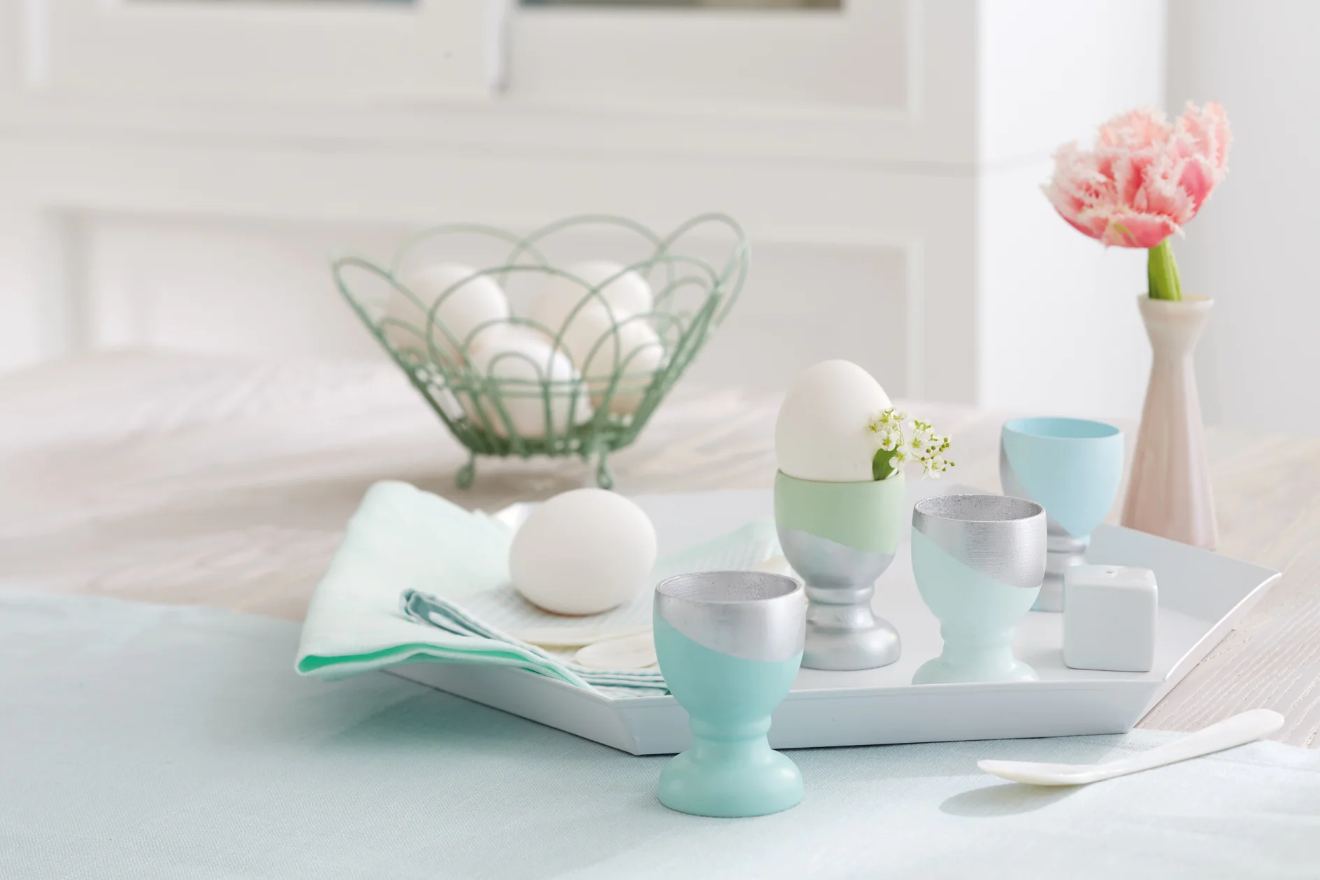 Wow, they're so cool: On one hand, the trendy egg cups feature delicate colors; on the other hand, they play cool in metallic silver.