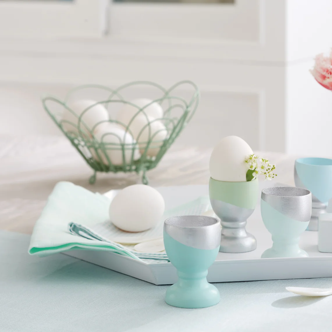 Wow, they're so cool: On one hand, the trendy egg cups feature delicate colors; on the other hand, they play cool in metallic silver.