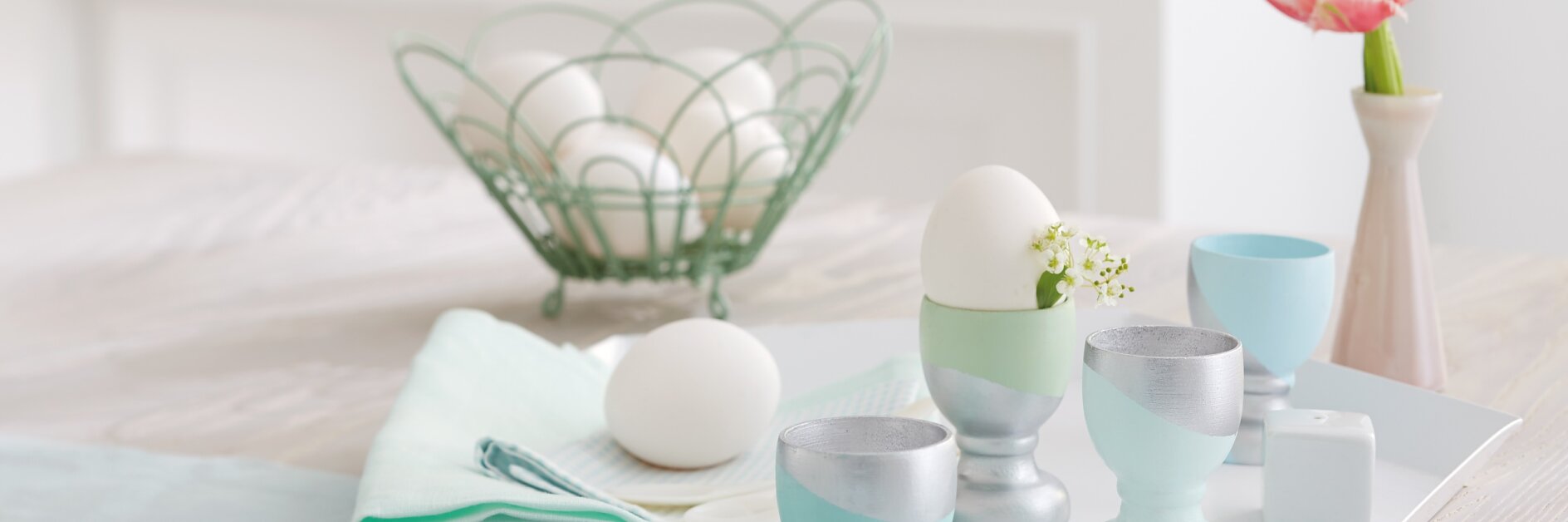 Wow, they're so cool: On one hand, the trendy egg cups feature delicate colors; on the other hand, they play cool in metallic silver.