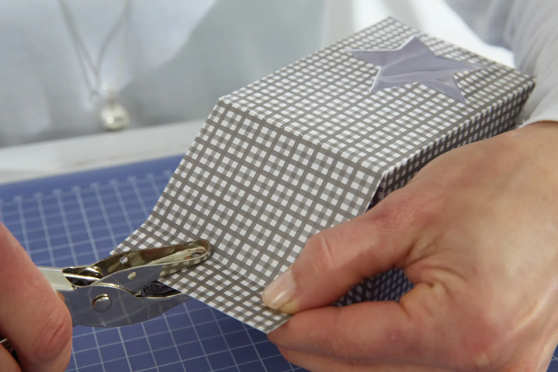 DIY Elegant Folded Cartons / Step 13: Lay the top flaps on top of one another
