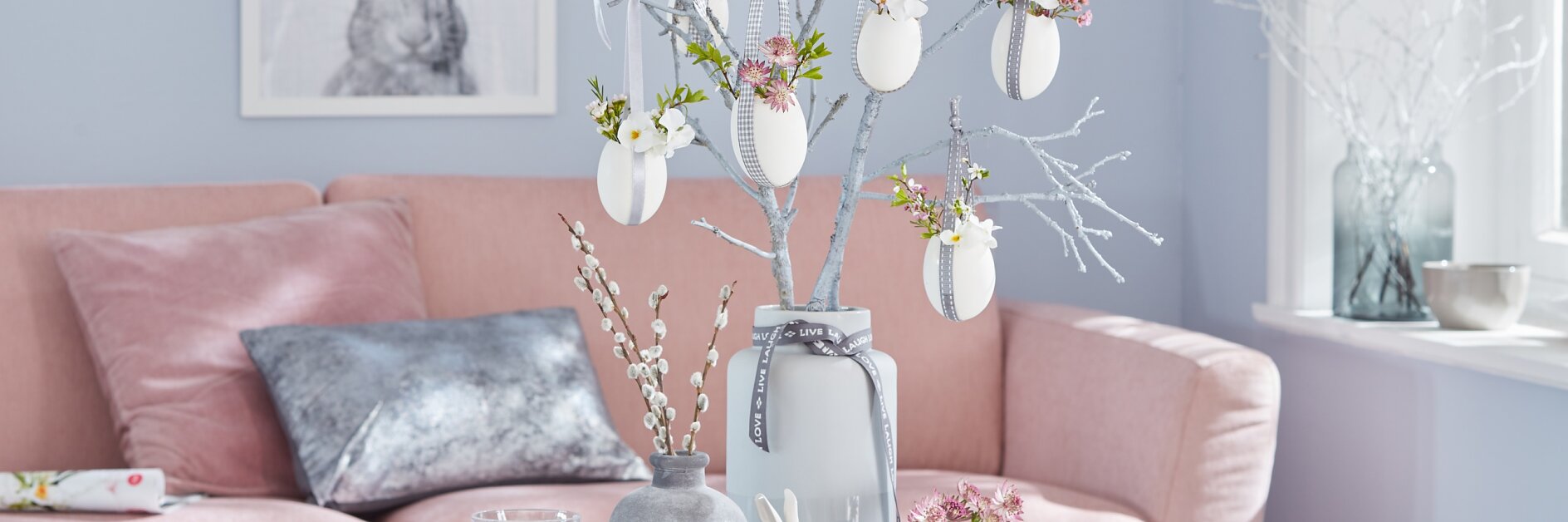 Auf die Idee muss man erst einmal kommen: Der Osterhase hat sich Gänseeier organisiert und sie ohne viel Aufwand zu kleinen Vasen umfunktioniert, die mit Blumen gefüllt in grau besprühten Ästen hängen.