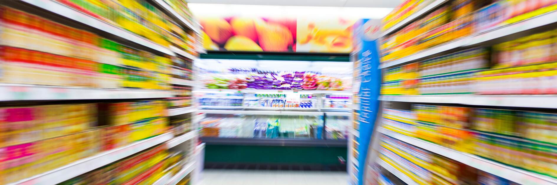 Corsia vuota di un supermercato, motion blur
