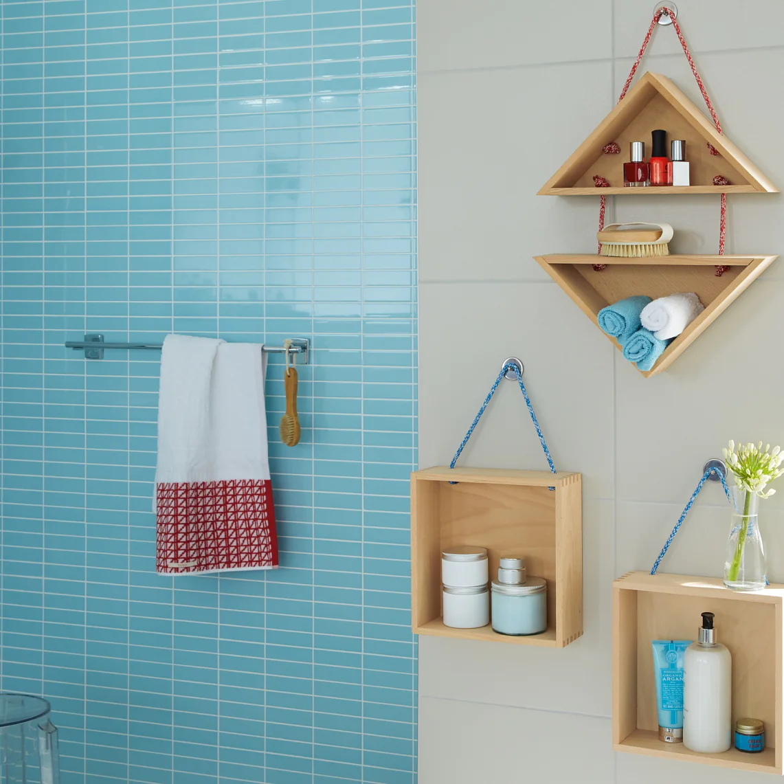 The wall mounted shelves in decorative box or triangular shapes hang on braided cords, which in turn are attached to round tesa® Adhesive Screws. The advantage: The DIY decorative shelf will safely hold as long as you need it and leaves no holes in the wall when you remove it.