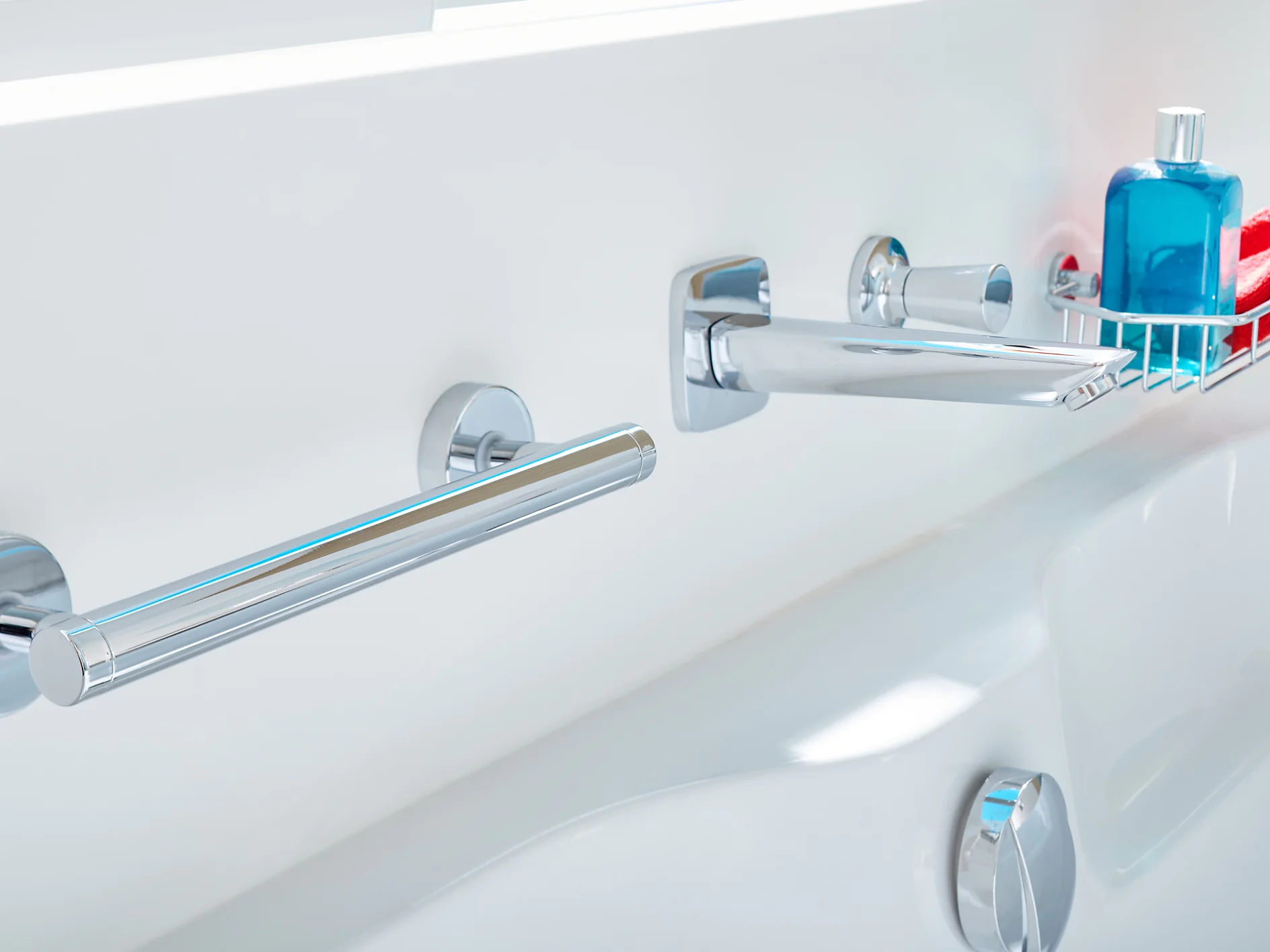 I bagni saranno sempre scivolosi. Scegli la sicurezza con le nostre maniglie per vasca con una tenuta sicura.