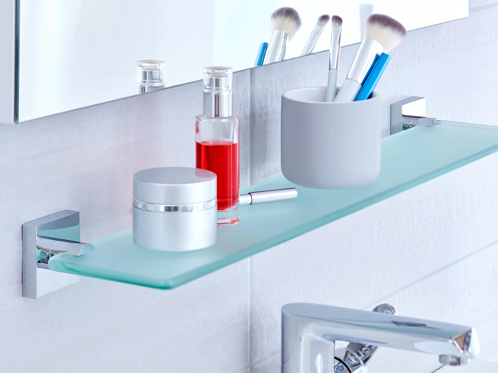 Sfrutta lo spazio sotto gli specchi per il bagno e monta un elegante ripiano in vetro satinato alla parete.
