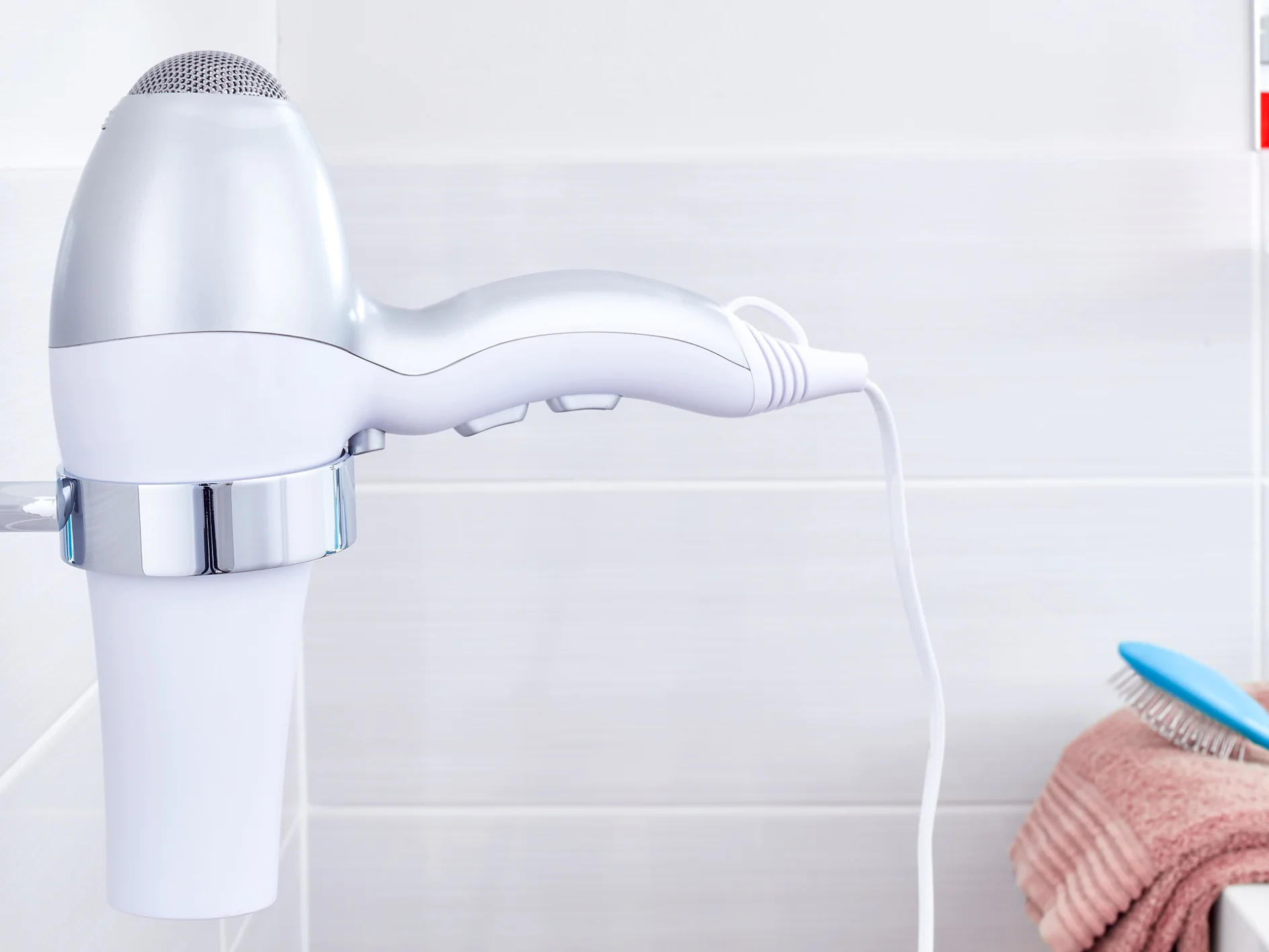 Non farti mancare un elegante porta asciugacapelli e accessori per capelli.