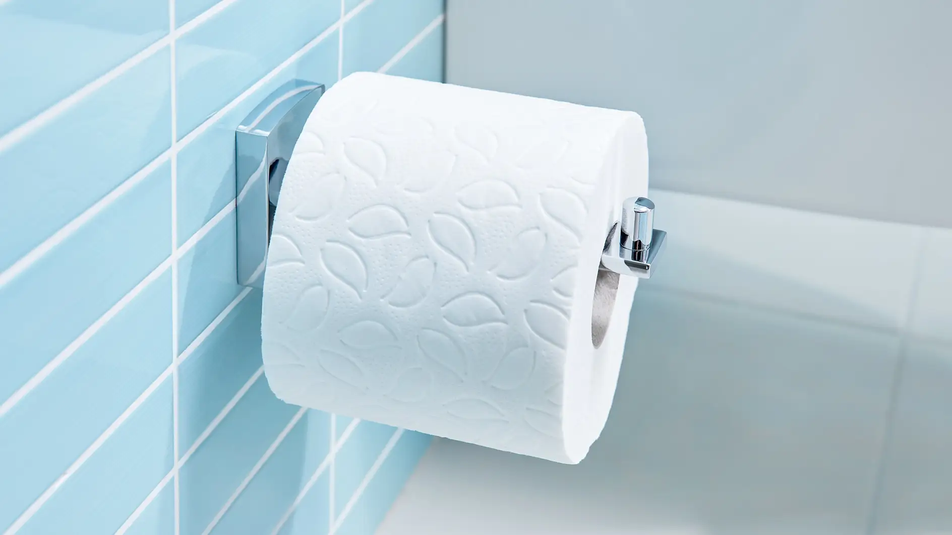 Design semplici per tenere a portata di mano le bobine di carta igienica.