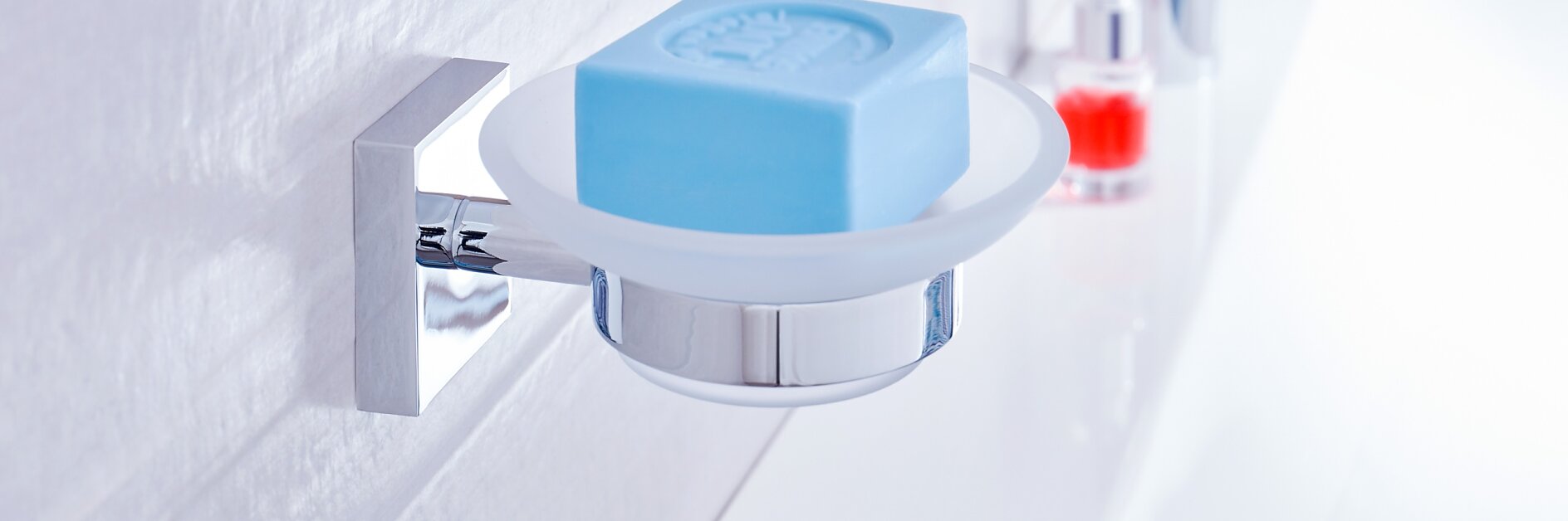 Scegli tra un’ampia varietà di portasaponi cromati, in plastica e porcellana per tenere le tue mani e il tuo lavandino puliti.